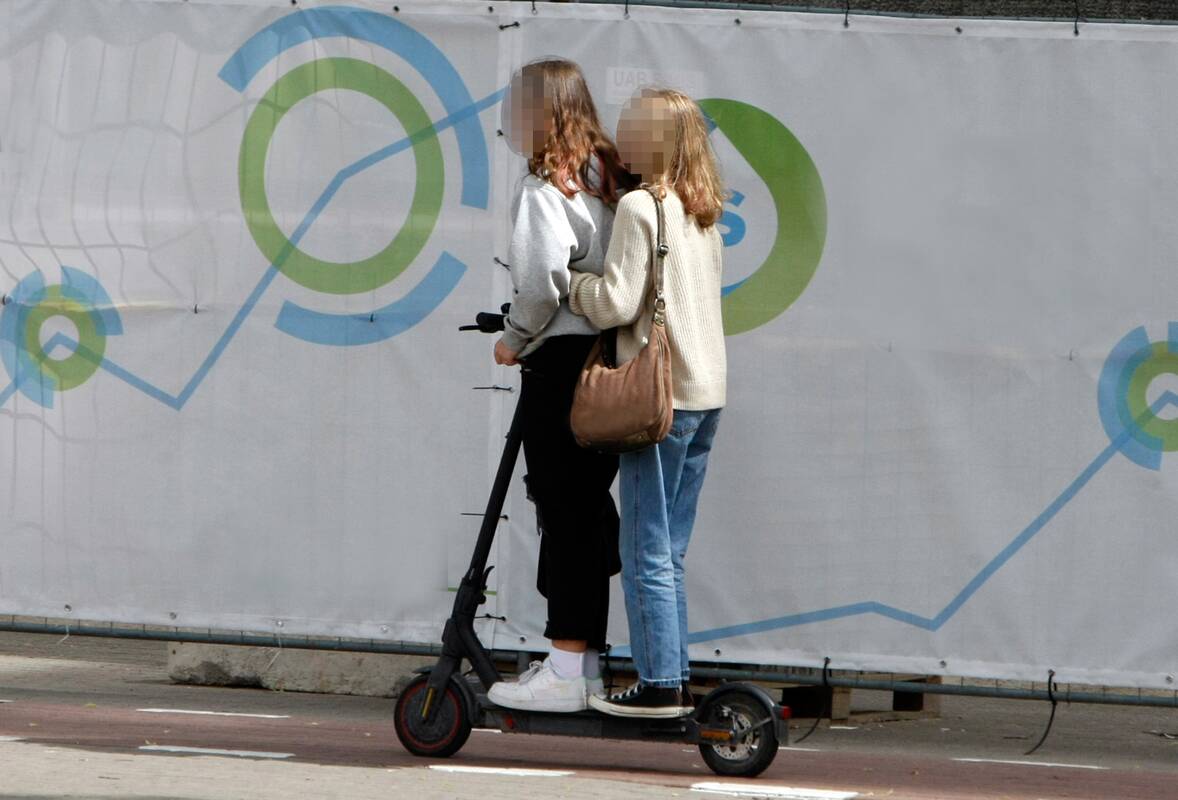 Taisyklės: klaipėdiečiai ragina nepamiršti, kad judant tarp pėsčiųjų elektrine mikrojudumo priemone privaloma pasirinkti saugų greitį ir netrukdyti pėstiesiems.