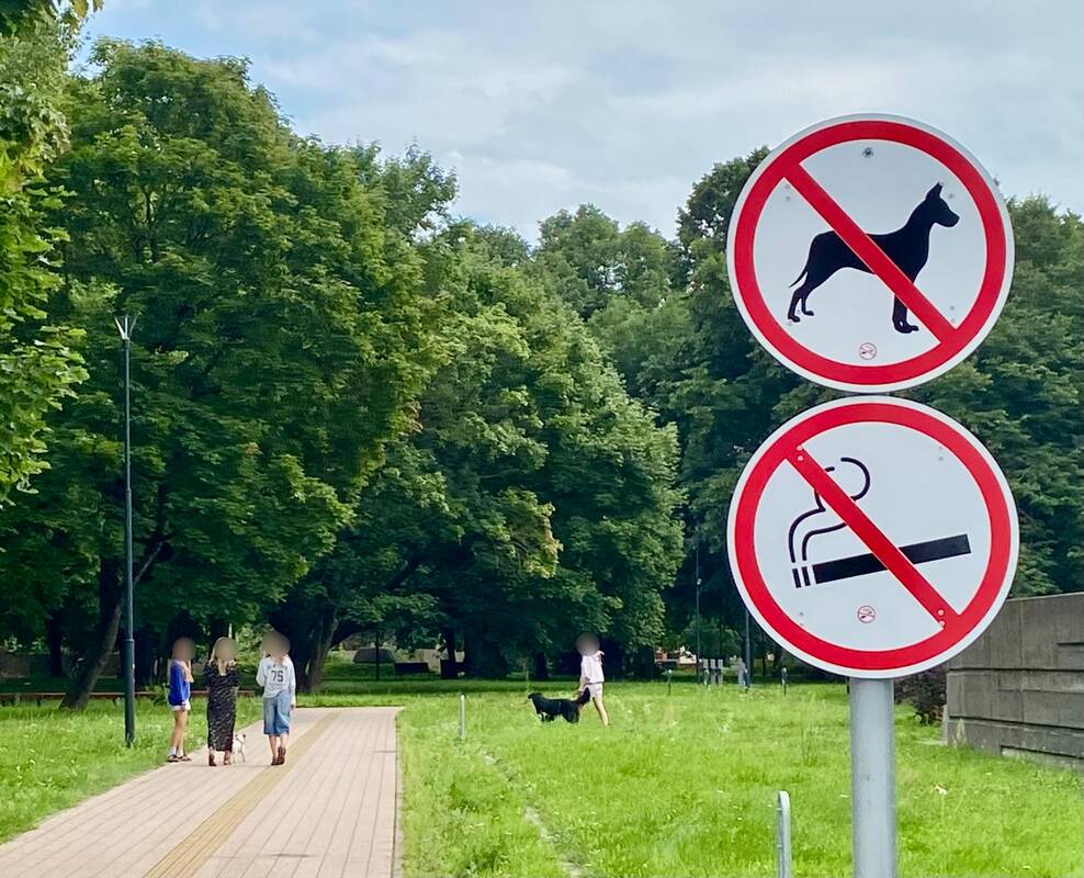 Ignoruoja: nepaisant prie parko prieigų esančių aiškių draudžiamųjų ženklų, dalis klaipėdiečių ir toliau vedžioja šunis Klaipėdos senosiose kapinėse.