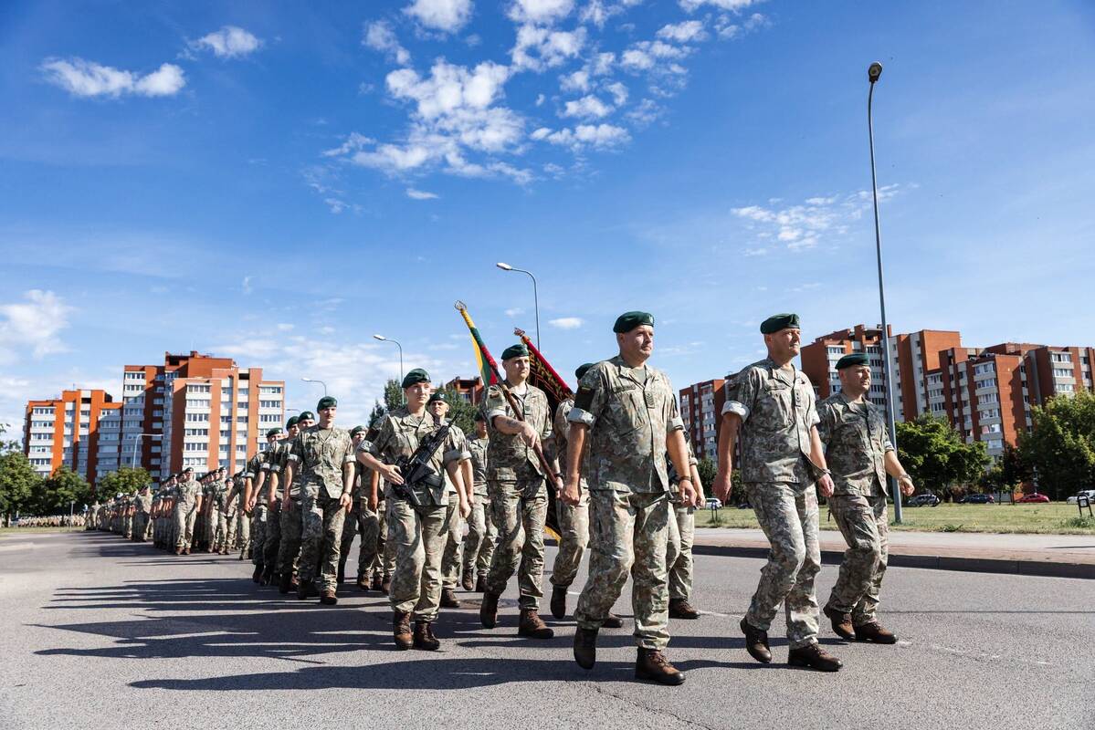 Permainos: Klaipėdos universiteto aikštėje iškilmingai išlydėti devynių mėnesių privalomąją pradinę karo tarnybą baigę kariai, pasikeitė ir Dragūnų bataliono vadas.