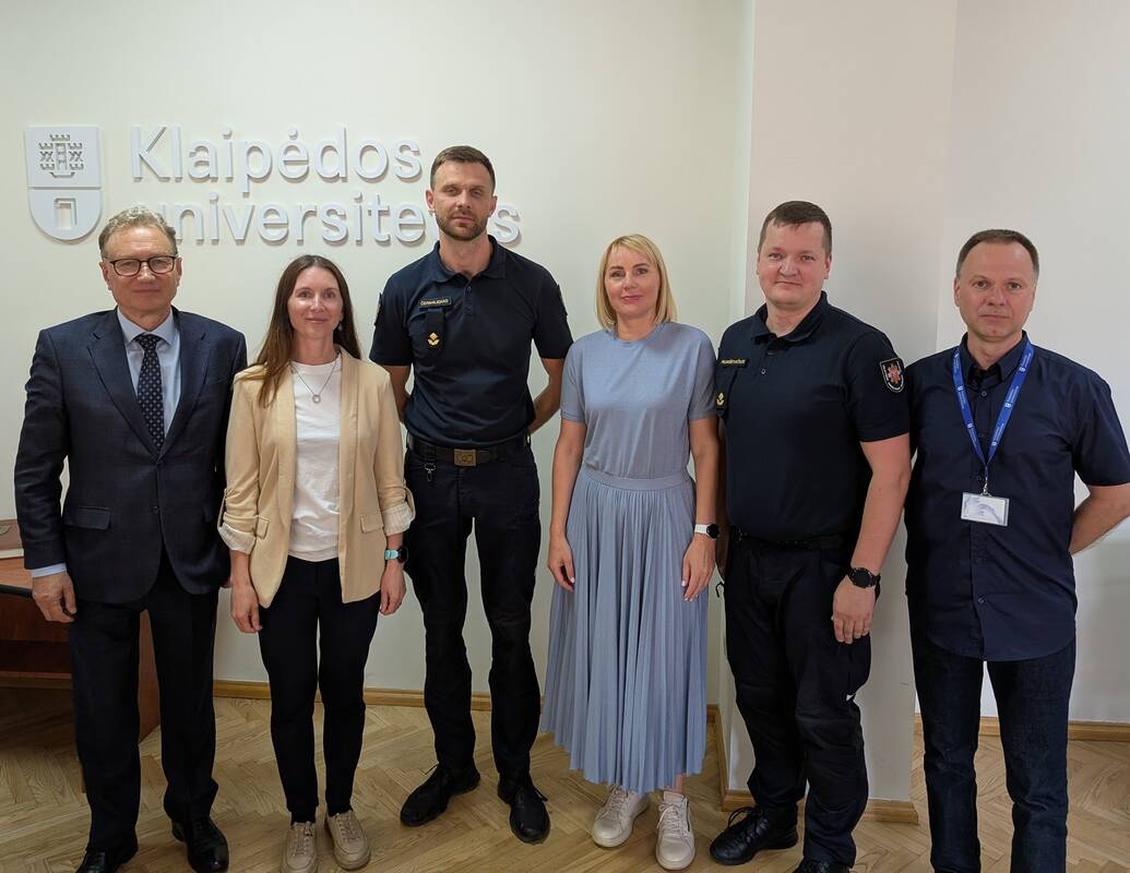 Bandys: technologiją kuriančio startuolio „Inobiostar“ mokslininkai ugniagesiams perdavė pirmąją sorbento partiją testavimui ir nekantriai laukia atsiliepimų.