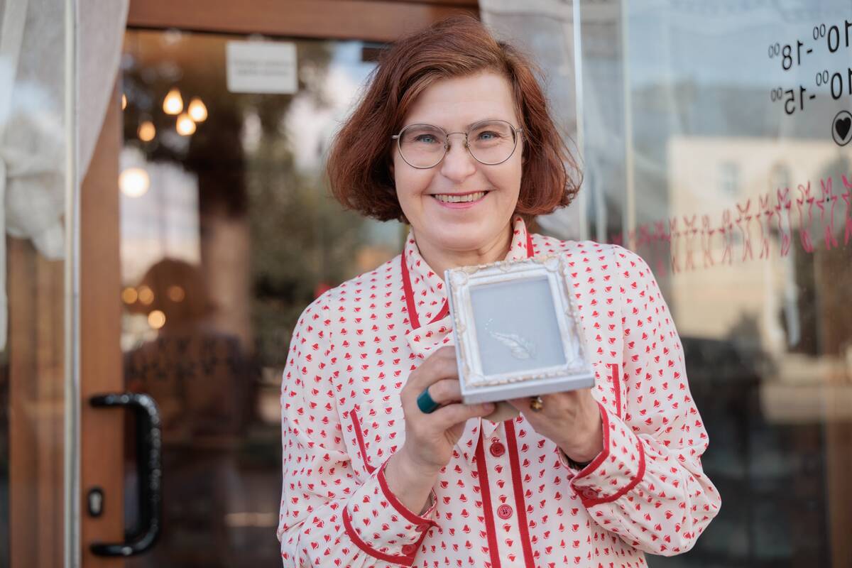 Subtilu: „Siuvinėjimo delikatumas, smulkumas tiesiog atima žadą“, – žavisi salono „Jaukūs namai“ šeimininkė A. Kavaliauskaitė ir kviečia aplankyti parodą.