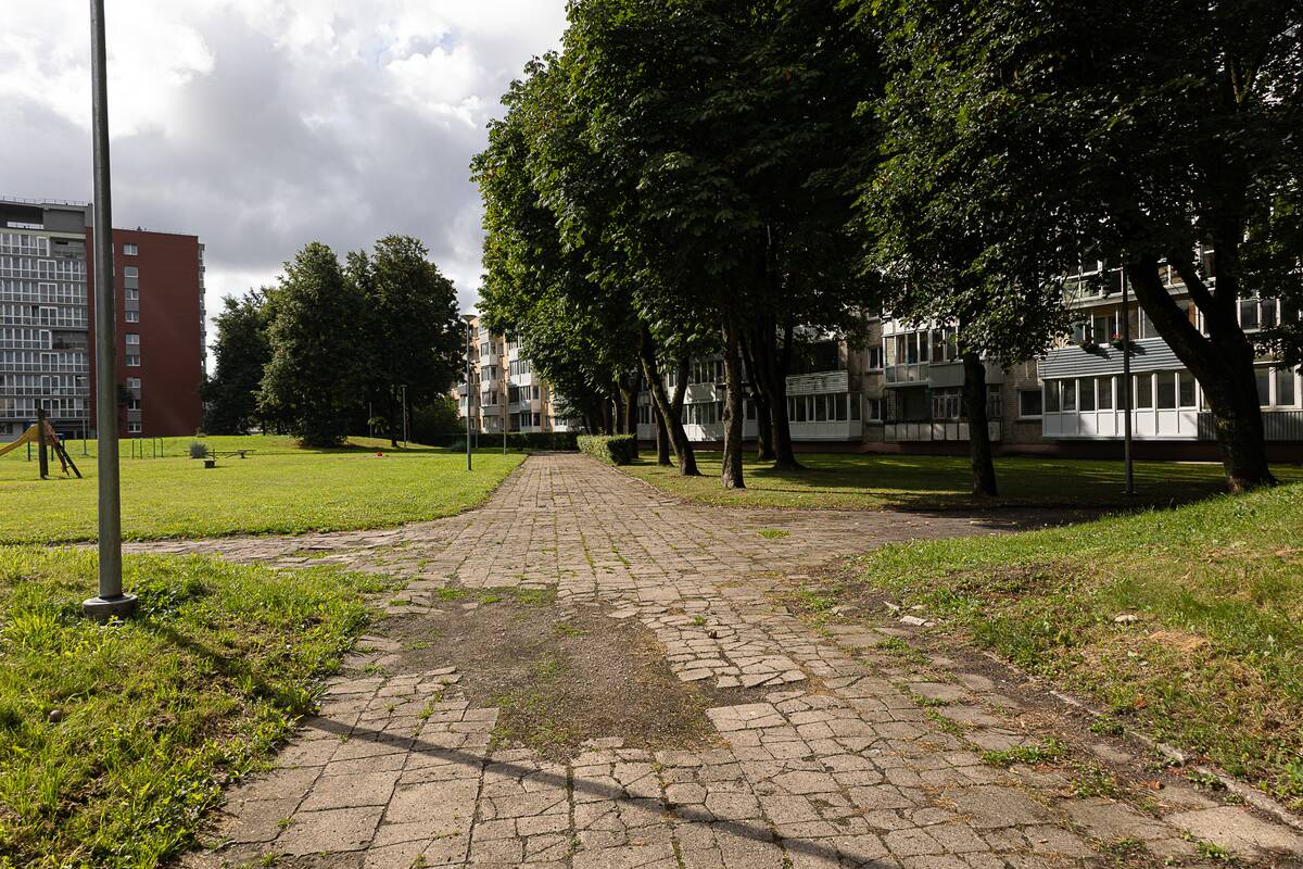 Nesaugu: prie Baltijos pr. 21-ojo daugiabučio esantis pėsčiųjų takas jau ne vienerius metus laukia atnaujinimo.