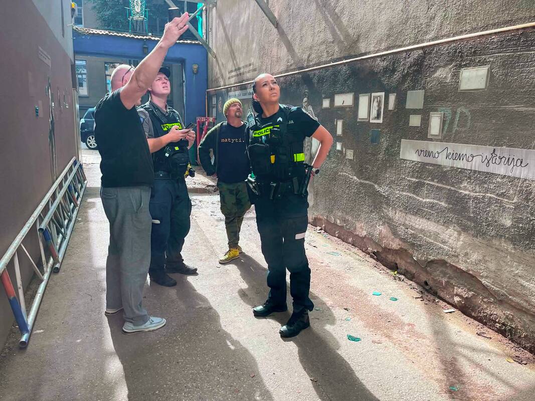 Incidentas: vienas namo gyventojas plaktuku nudaužė dalį ant sienos esančių kūrinių, todėl teko kviesti pareigūnus.