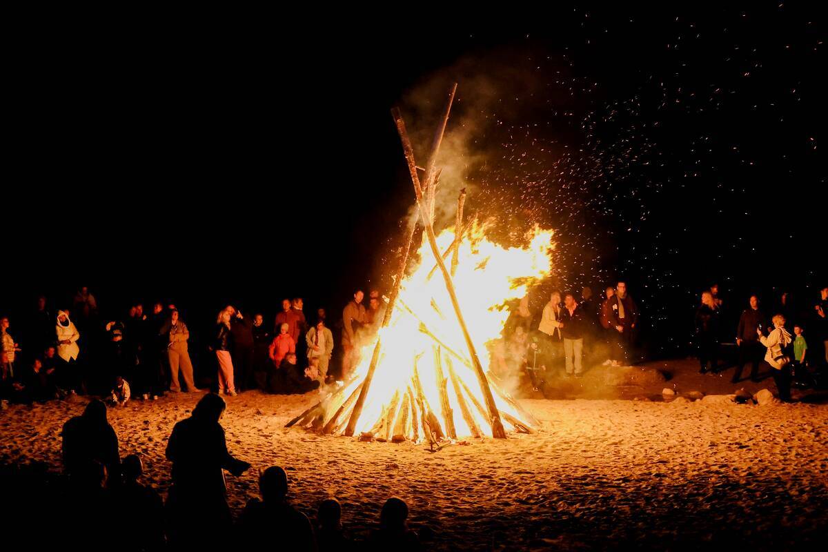 Tradicija: vasaros palydėtuves vainikavo prie jūros uždegti simboliniai laužai.