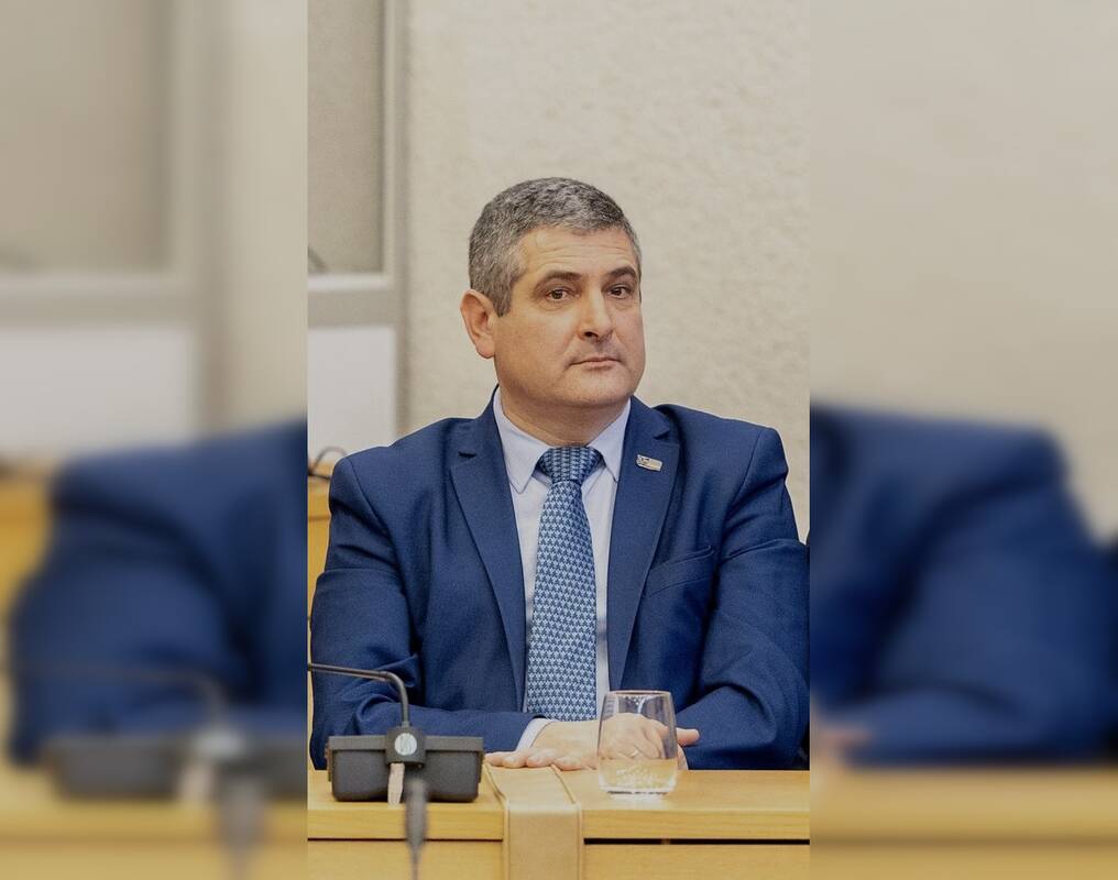 Supykdė: pasipiktinęs poilsiautojas norėjo akis į akį Neringos merui D. Jasaičiui išrėžti, ką galvoja apie jo vadovaujamą kurortą.