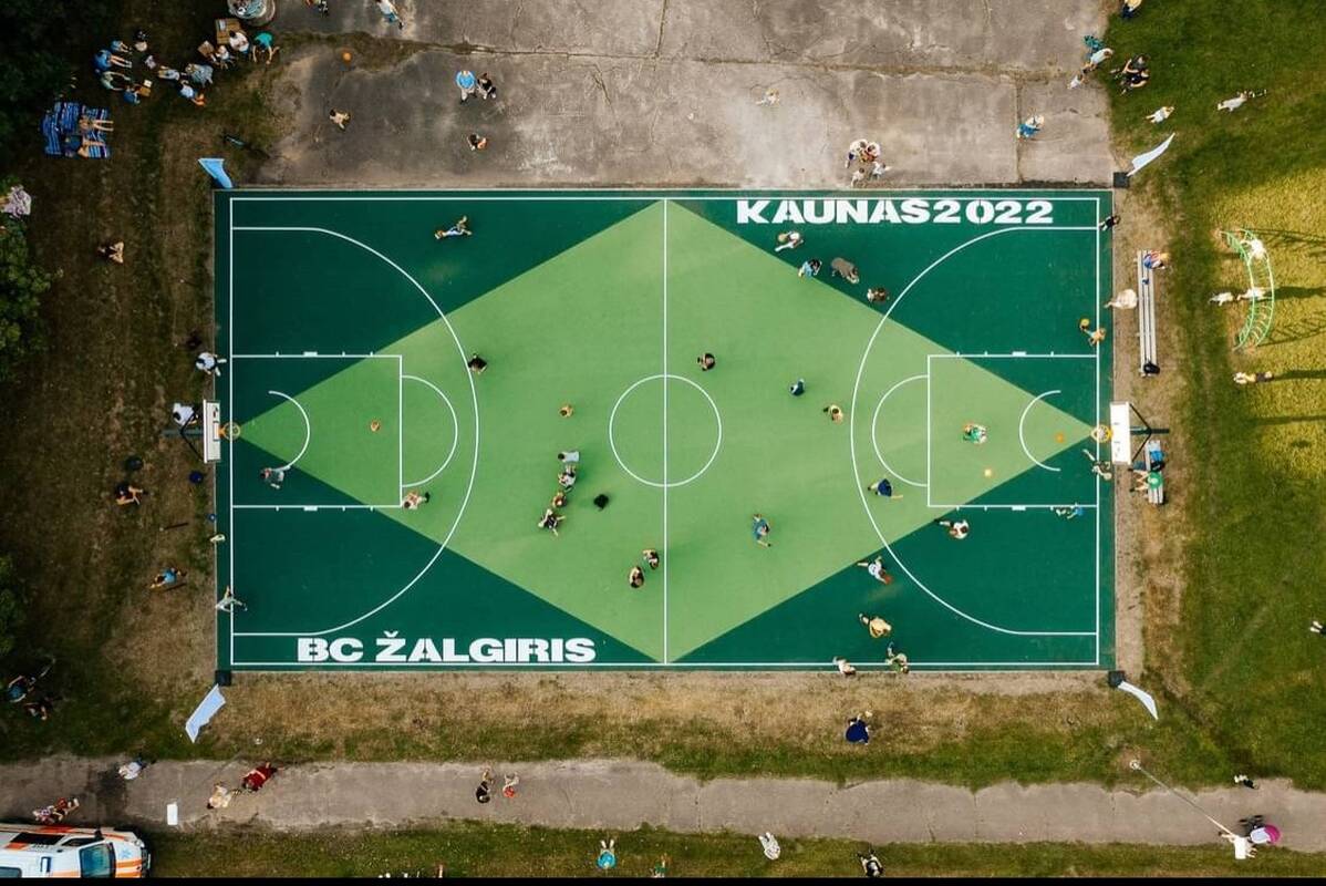 Laisvalaikis: krepšinio aikštelių atnaujinimo iniciatyva Kaune pradėta dar 2020 m., „Mano BŪSTUI“ ir Kauno miesto savivaldybei pasirašius bendradarbiavimo sutartį.
