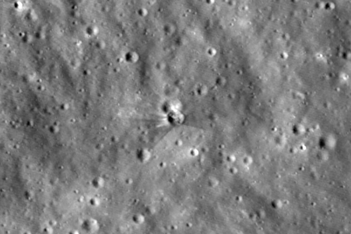 
<span>NASA nuotraukose matyti Mėnulio krateris, kurį suformavo sudužusi „SpaceX“ raketa</span>
