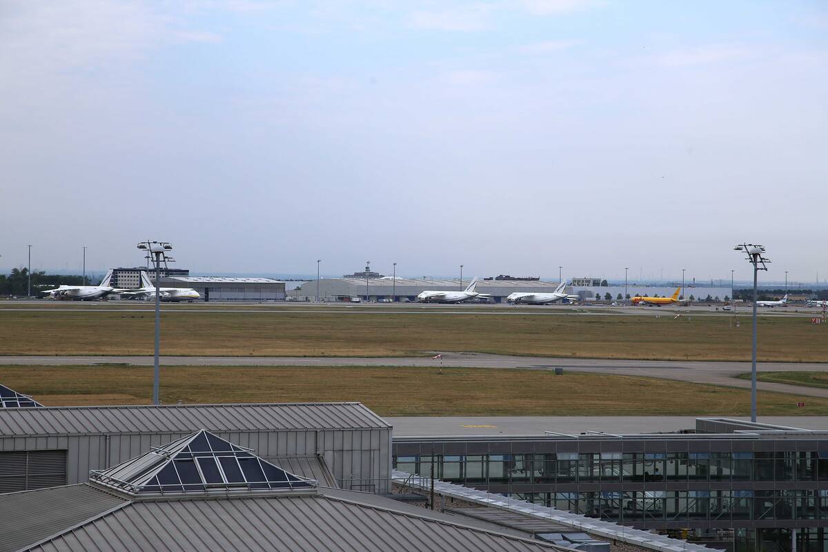 
<span>Vokietijoje lėktuvas susidūrė su „nežinomu objektu“</span>
