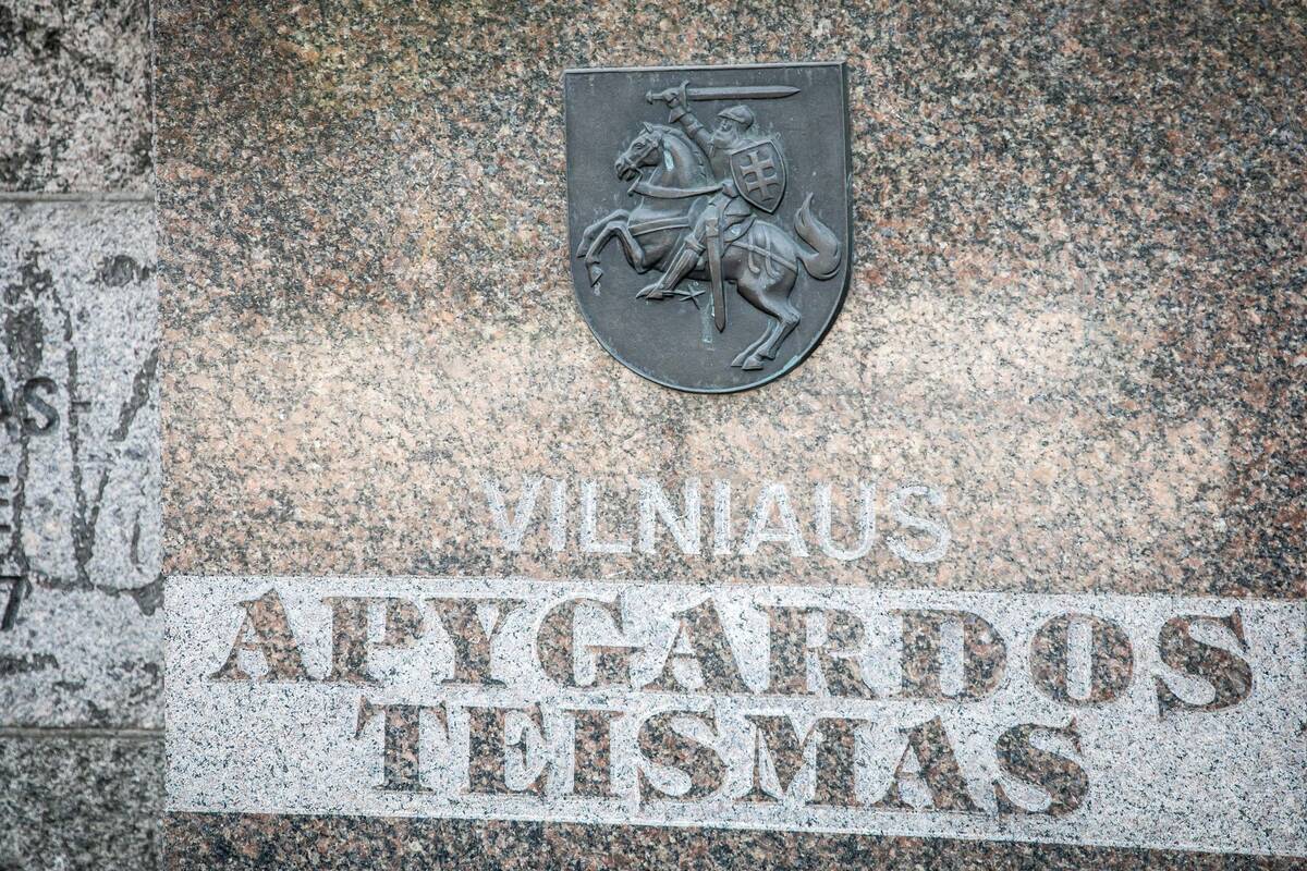 
<span>Teismas nuteisė buvusį VAATC darbuotoją ir jo pagalbininkus: skirta per 100 tūkst. eurų baudų</span>
