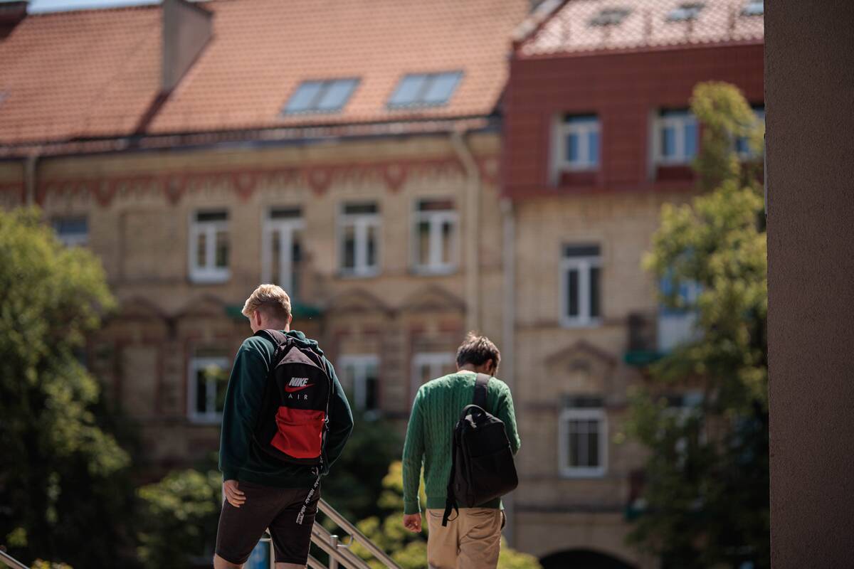 
<span>Idėjai – pedagogų kritika: nemotyvuoti jaunuoliai tik trintų suolą</span>
