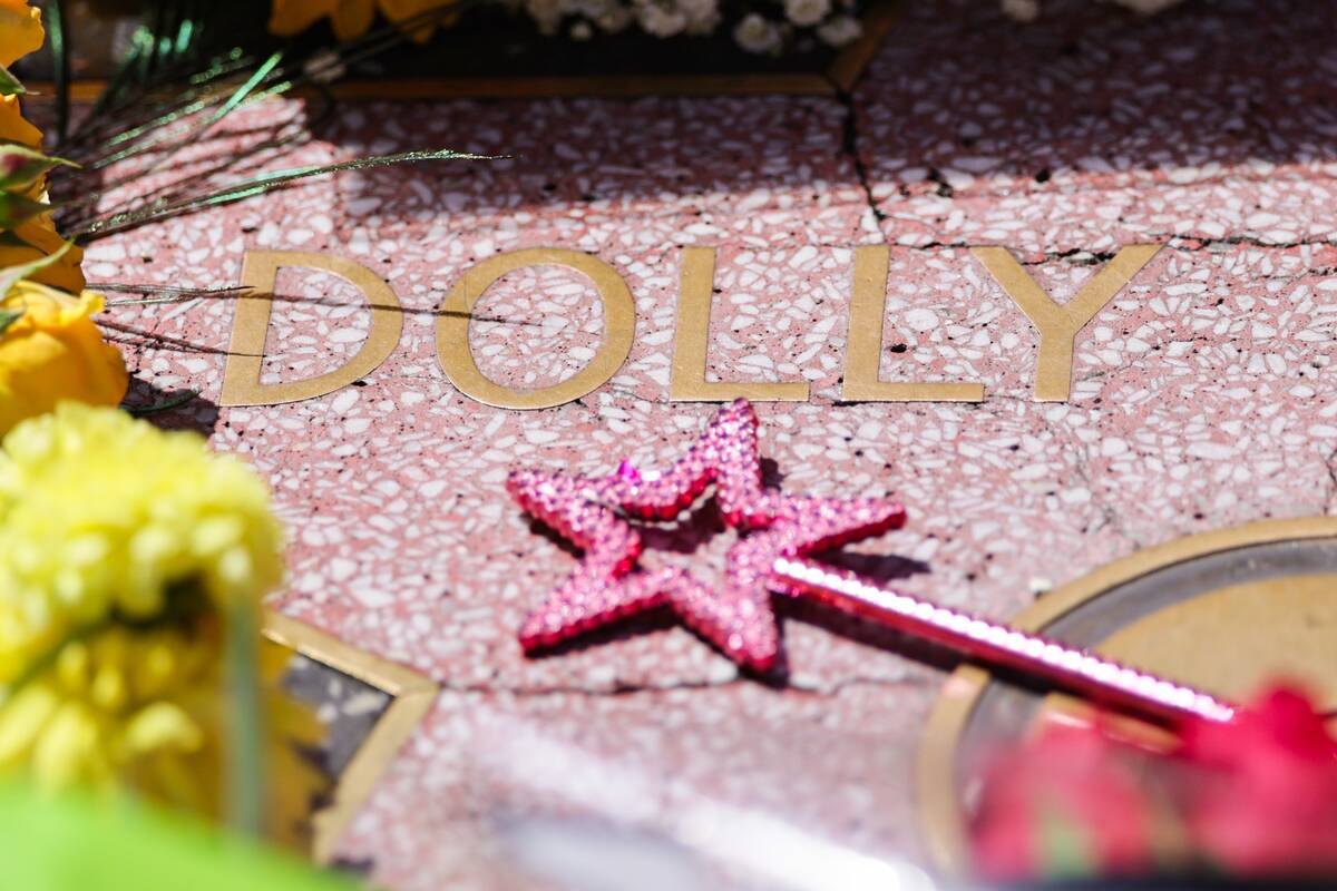 
<span>Dolly Parton vardu netrukus gali būti pavadinta audra Atlanto vandenyne</span>
