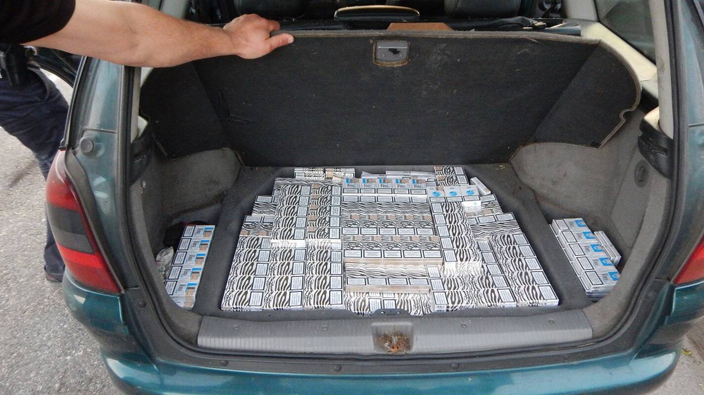 
<span>Iš Latvijos gabeno beveik pusę milijono pakelių cigarečių: gresia iki 8 metų kalėjimo</span>
