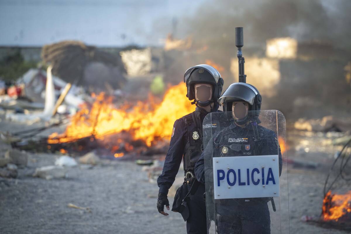 
<span>Seutoje protestuotojai padegė migrantų stovyklą</span>
