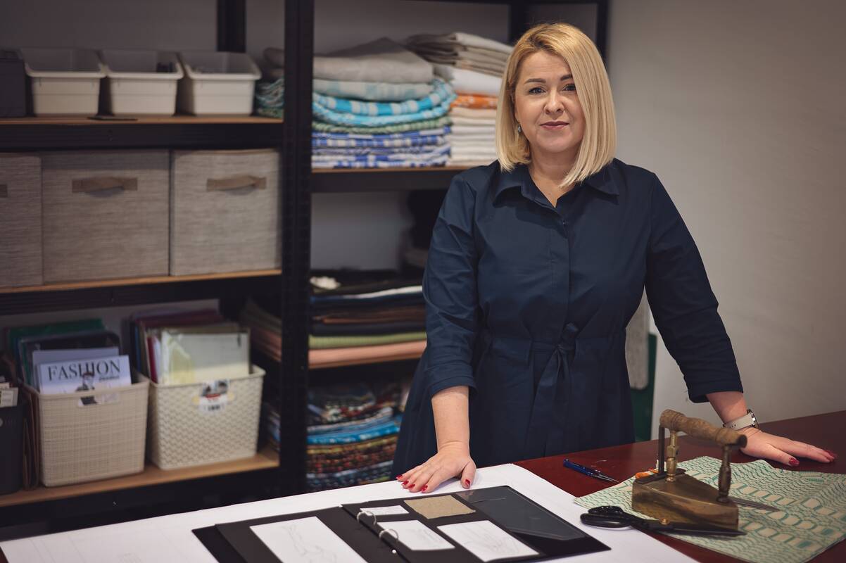 Stebukladarė: „Mano darbai gimsta iš pagarbos tradicijoms“, – sako iš senolių austų lovatiesių unikalius drabužius kurianti N. Mečionytė.