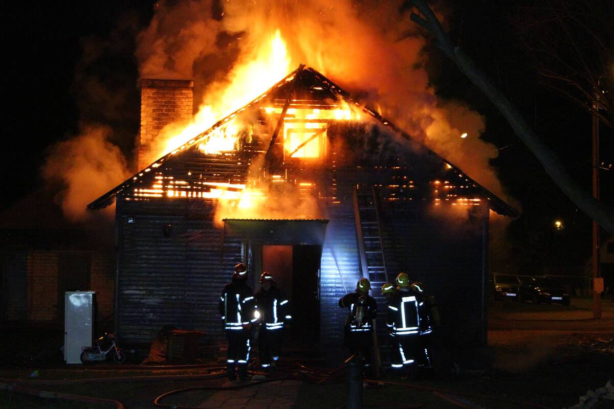 
<span>Tragedija Šiauliuose: liepsnose žuvo vyras, dar trys žmonės – sužeisti </span>
