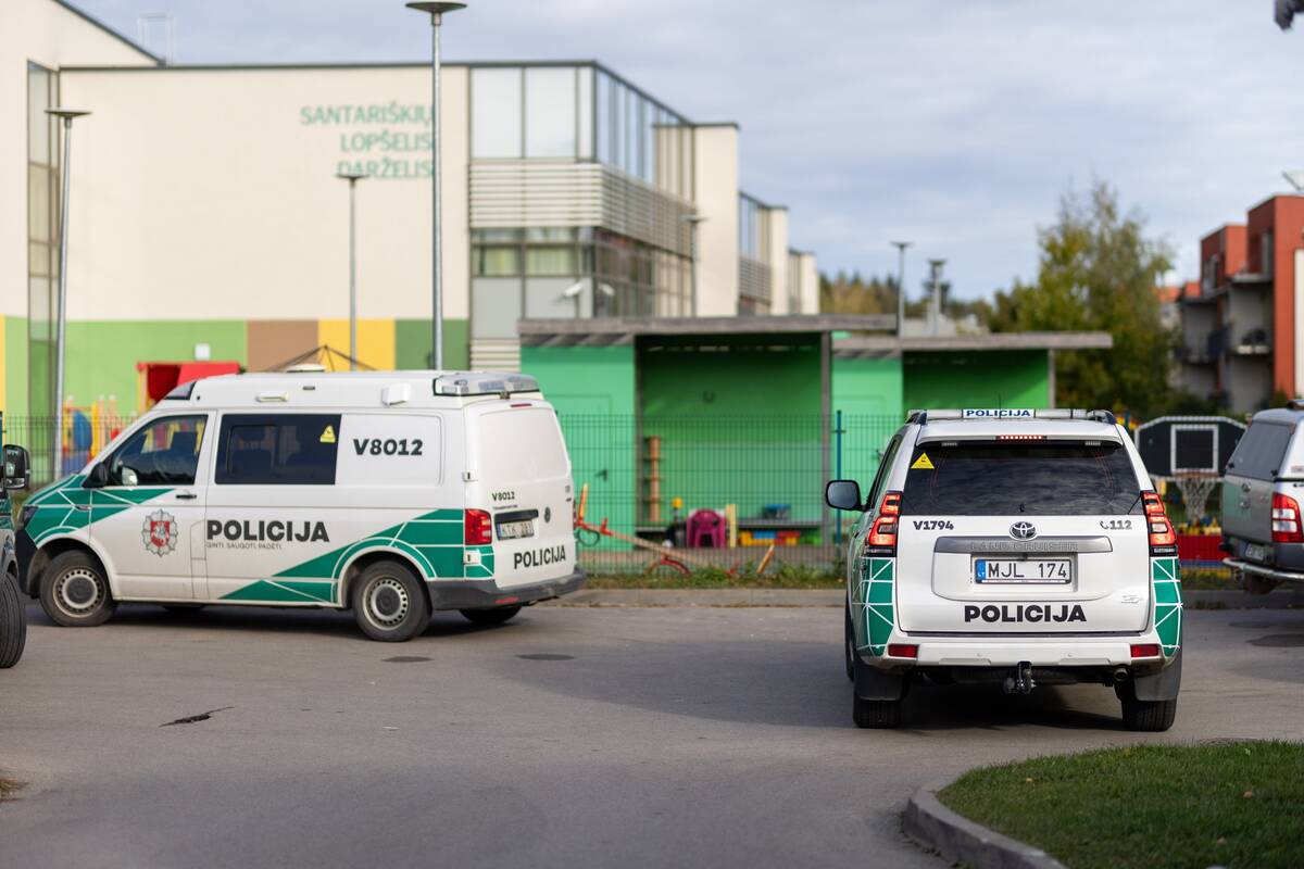 
<span>Vilniuje – grasinimai susprogdinti mokyklas: iš vienos gimnazijos evakuoti žmonės</span>
