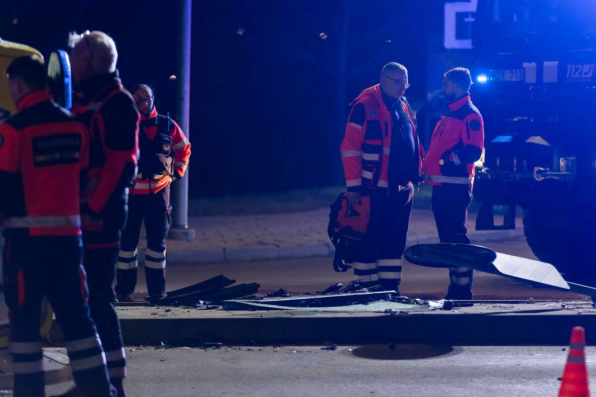 
<span>Naktį Kaišiadoryse į stulpą trenkėsi automobilis: prireikė ugniagesių</span>
