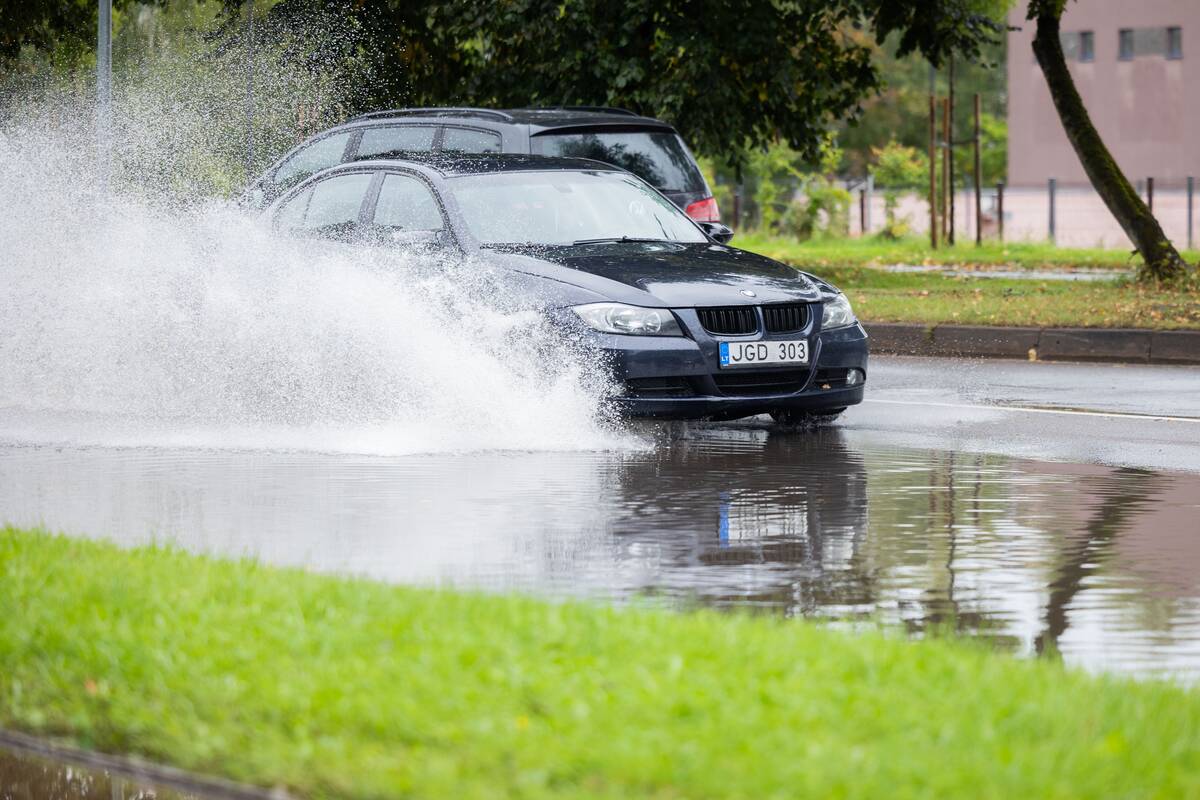 Vilniuje apsemta gatvė šalia Gabijos gimnazijos