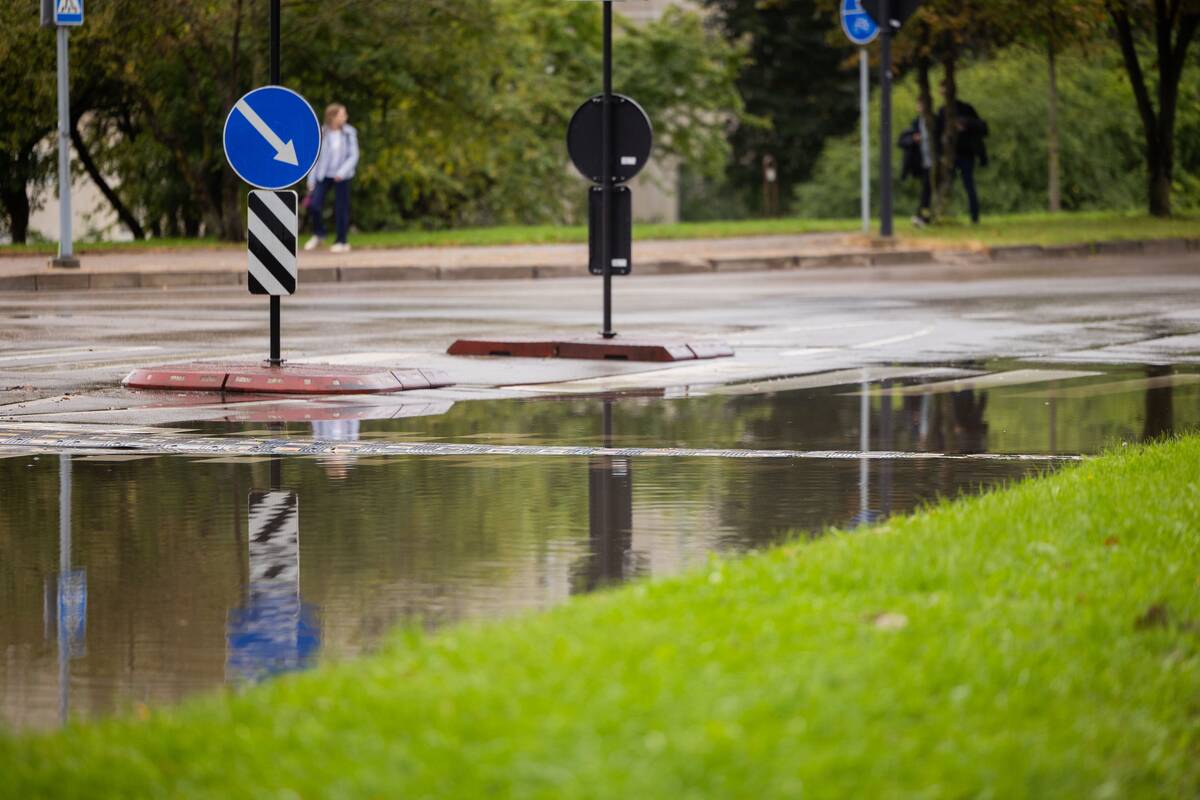 Vilniuje apsemta gatvė šalia Gabijos gimnazijos