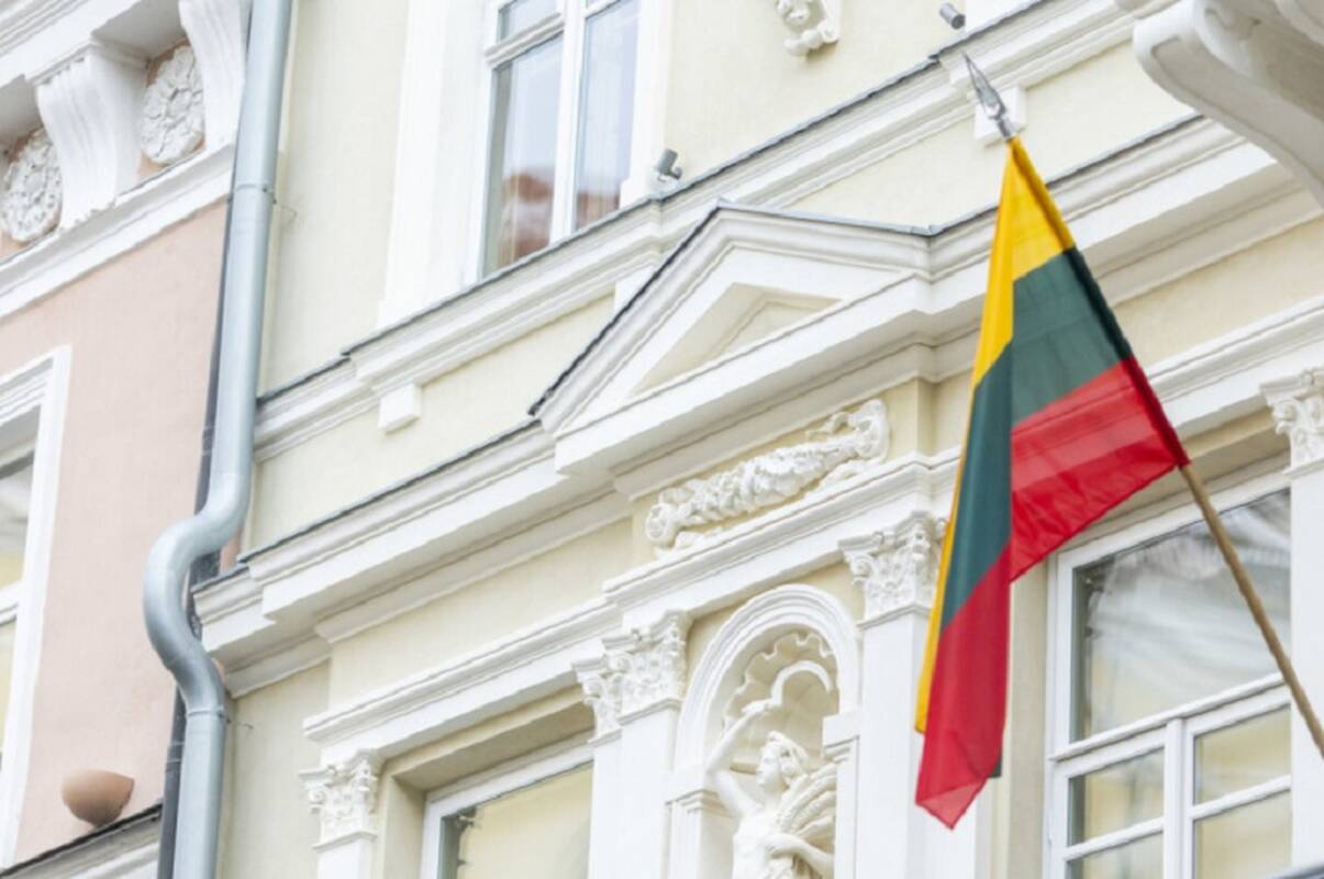 
<span>Vilniuje trys vyrai nulaužė Lietuvos vėliavos kotą</span>
