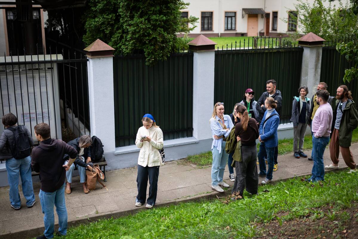 Prie Rusijos ambasados Vilniuje susirinko norintys balsuoti Dūmos rinkimuose