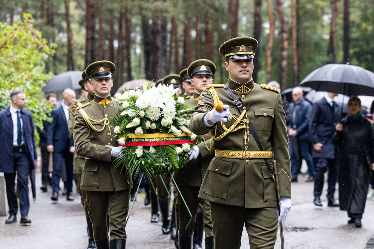 Lietuvos žydų genocido aukų pagerbimo ceremonijoja Panerių memoriale