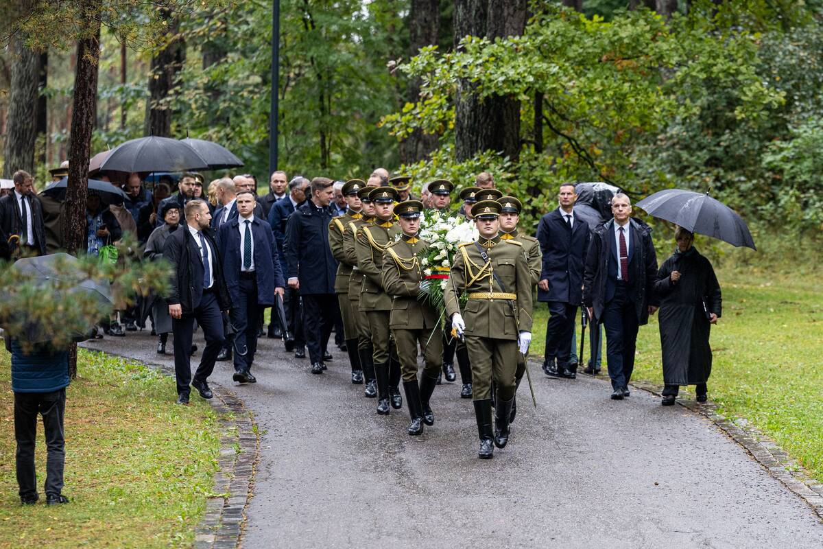 Lietuvos žydų genocido aukų pagerbimo ceremonijoja Panerių memoriale