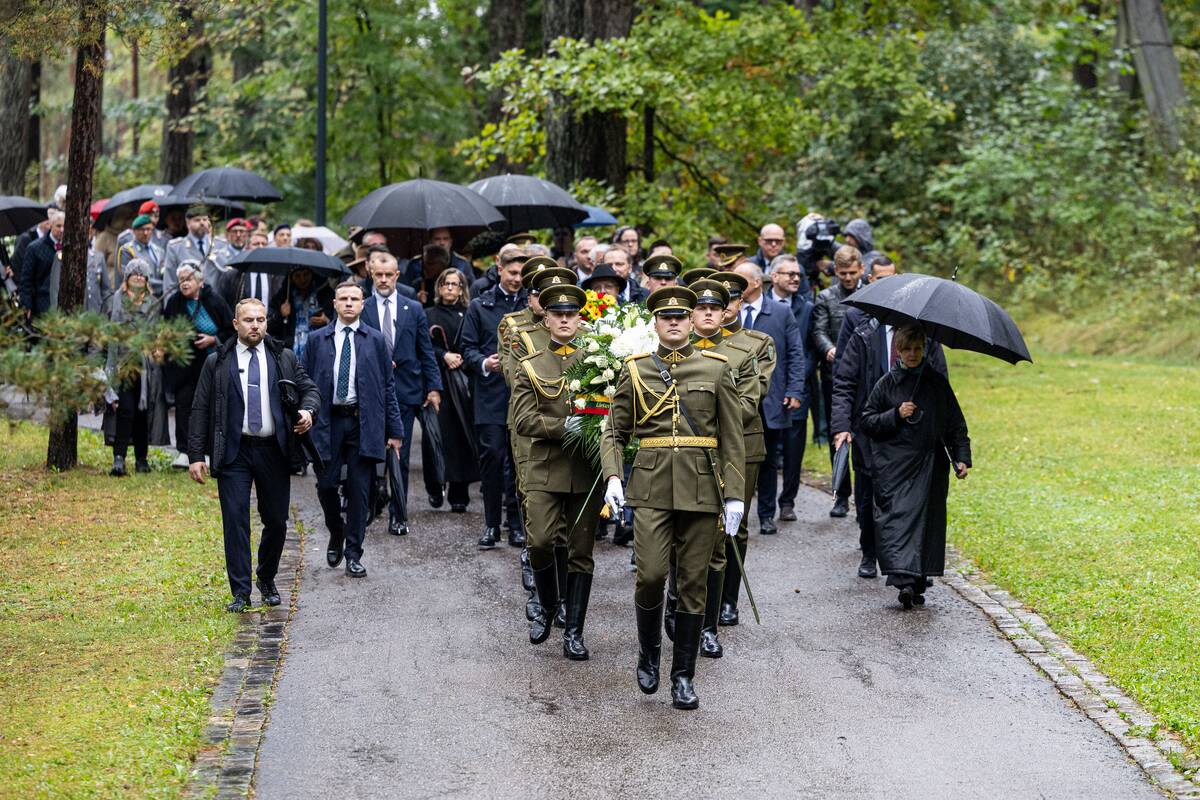 Lietuvos žydų genocido aukų pagerbimo ceremonijoja Panerių memoriale