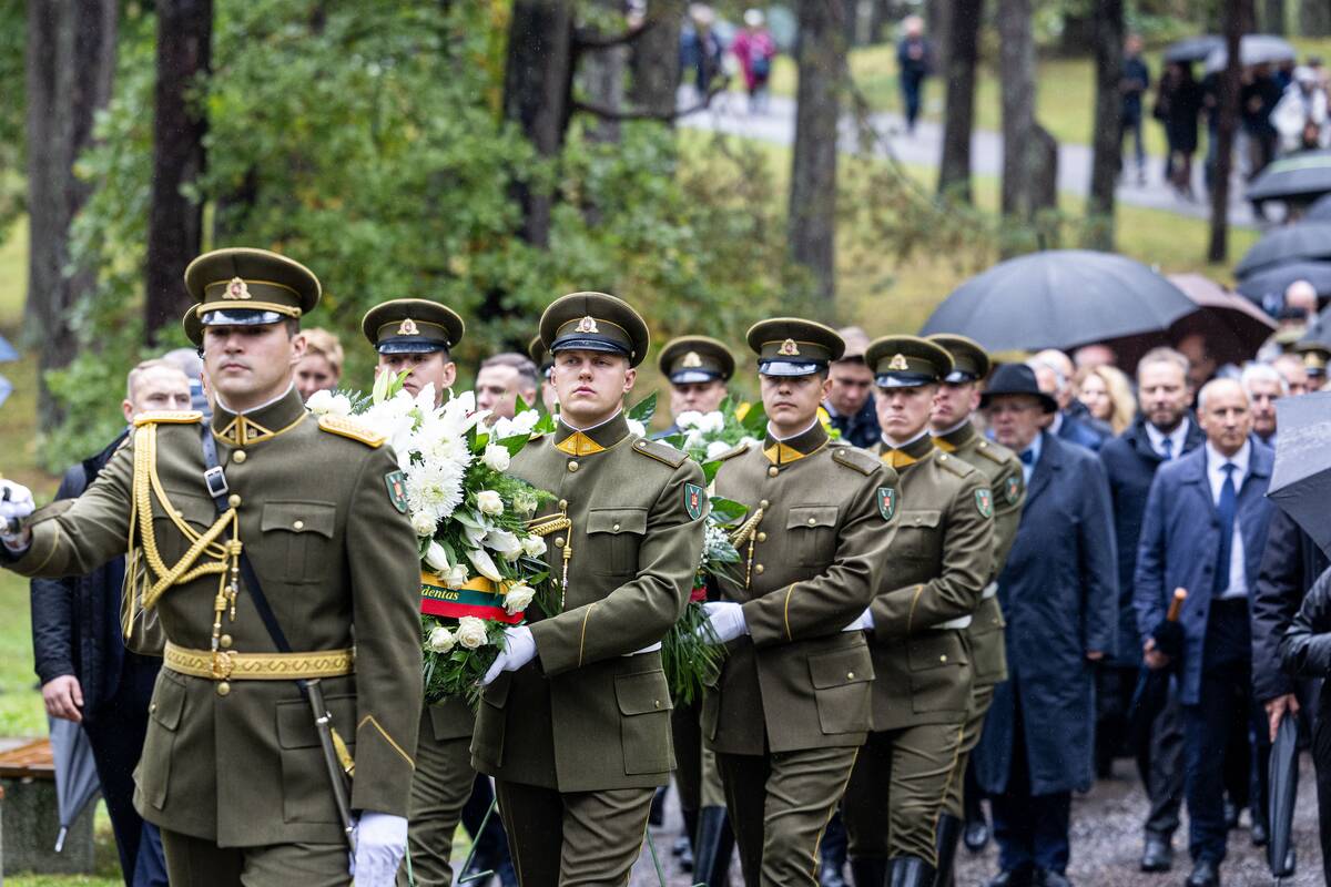Lietuvos žydų genocido aukų pagerbimo ceremonijoja Panerių memoriale