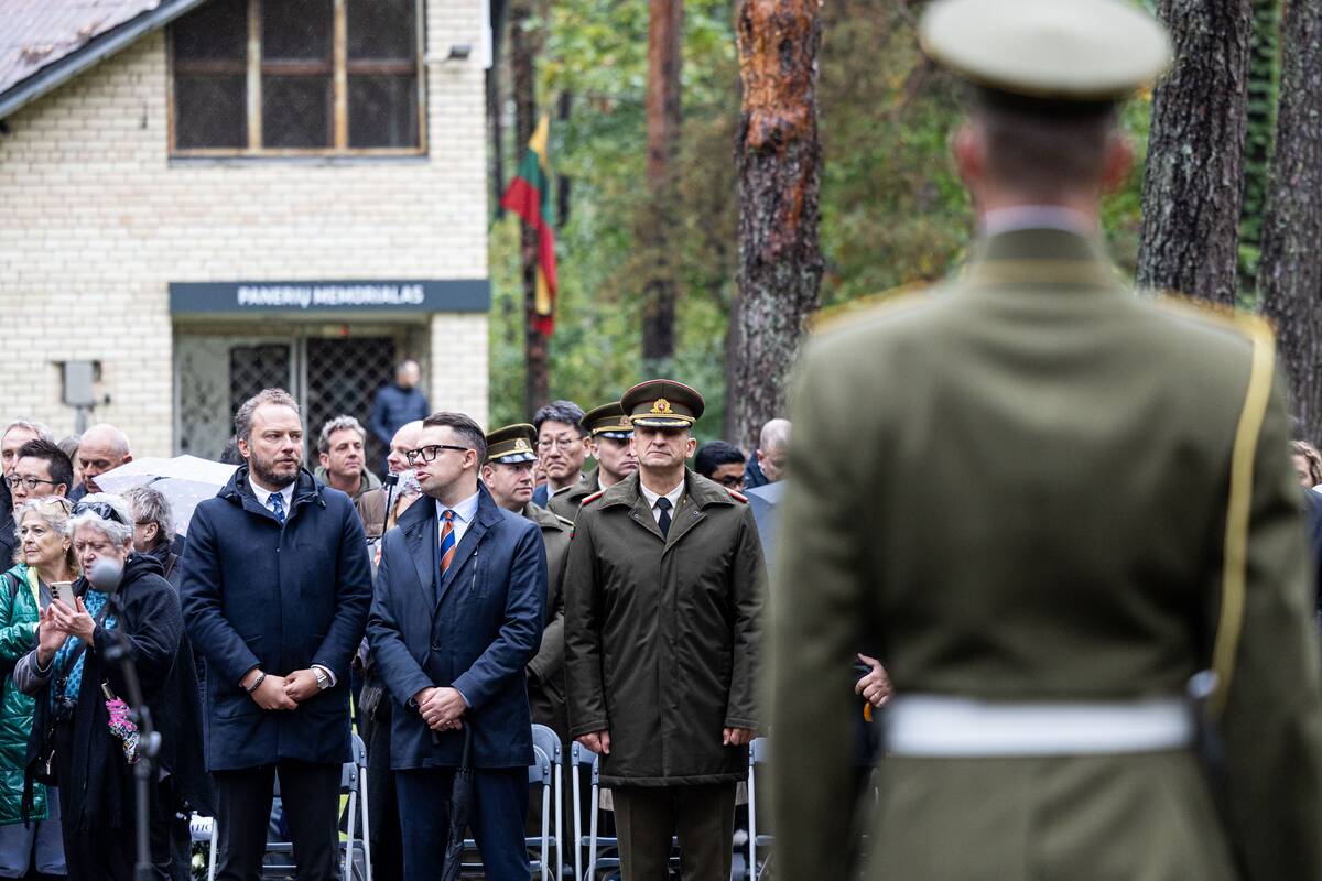 Lietuvos žydų genocido aukų pagerbimo ceremonijoja Panerių memoriale