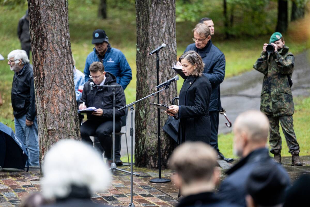 Lietuvos žydų genocido aukų pagerbimo ceremonijoja Panerių memoriale