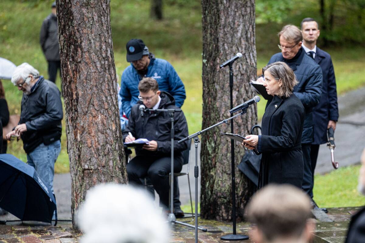 Lietuvos žydų genocido aukų pagerbimo ceremonijoja Panerių memoriale