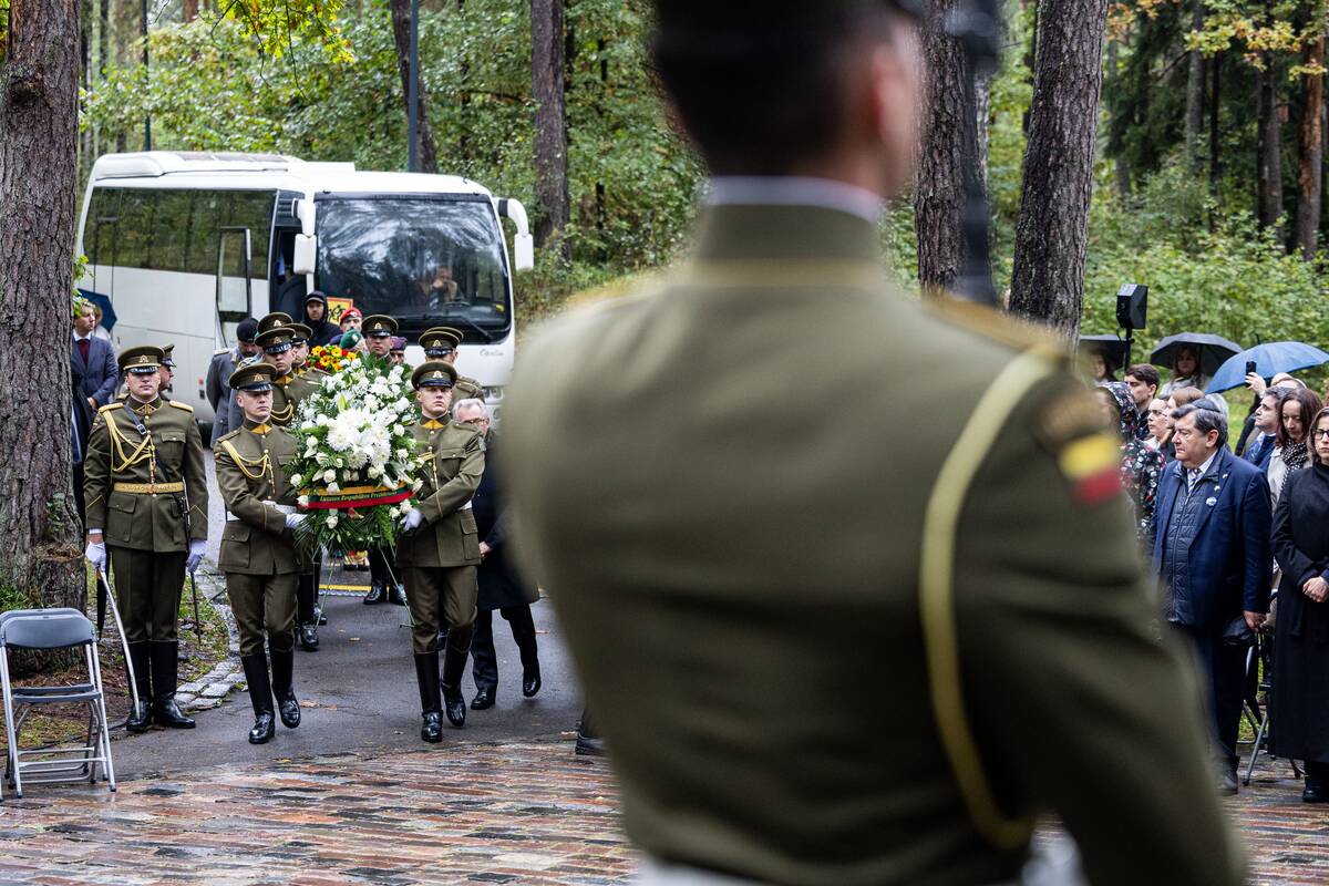 Lietuvos žydų genocido aukų pagerbimo ceremonijoja Panerių memoriale