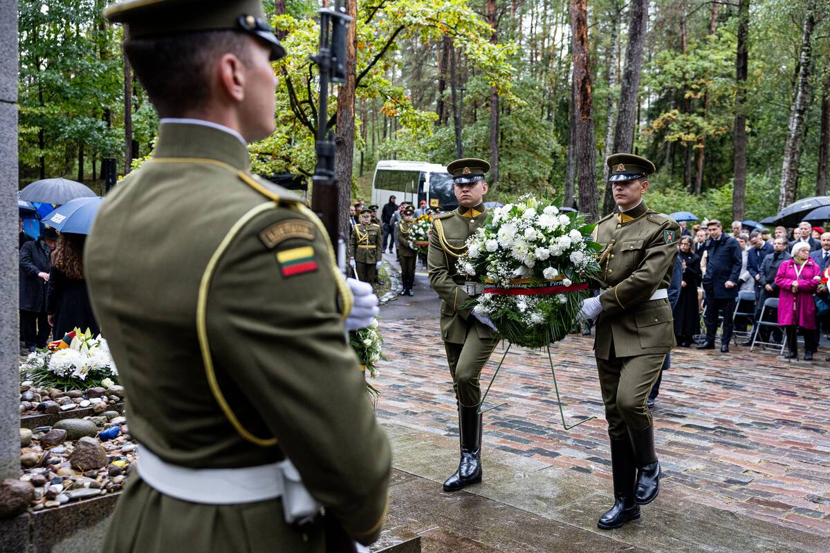 Lietuvos žydų genocido aukų pagerbimo ceremonijoja Panerių memoriale