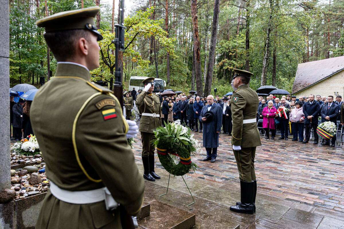Lietuvos žydų genocido aukų pagerbimo ceremonijoja Panerių memoriale