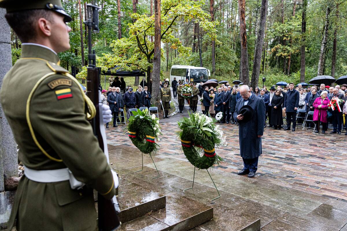 Lietuvos žydų genocido aukų pagerbimo ceremonijoja Panerių memoriale