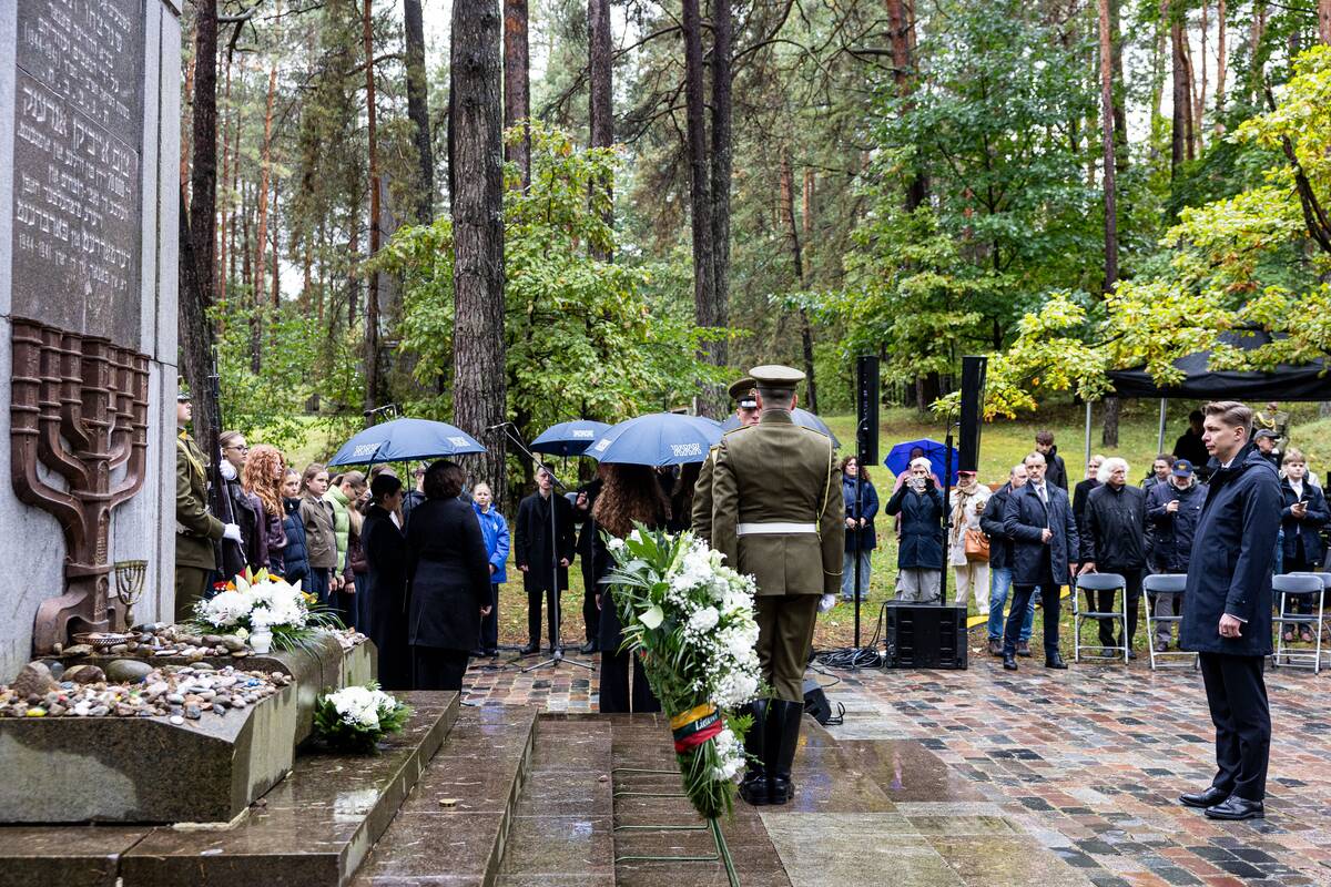 Lietuvos žydų genocido aukų pagerbimo ceremonijoja Panerių memoriale