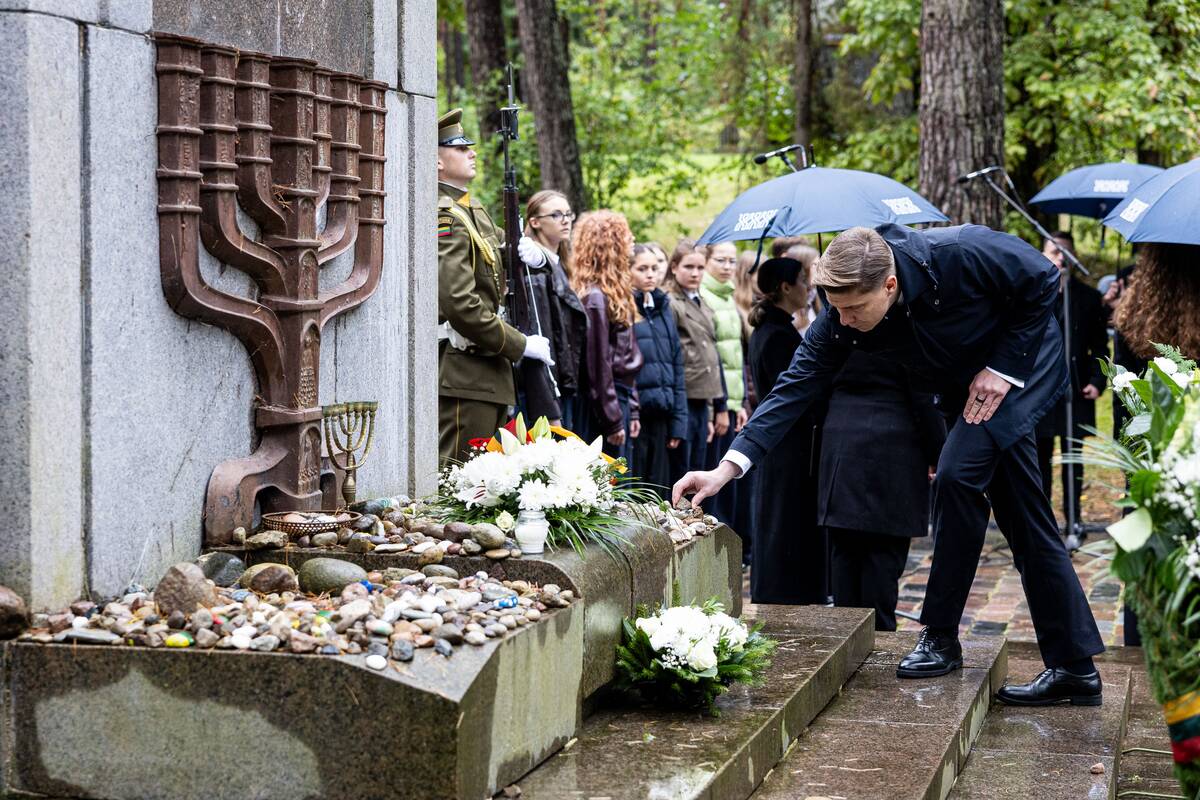 Lietuvos žydų genocido aukų pagerbimo ceremonijoja Panerių memoriale