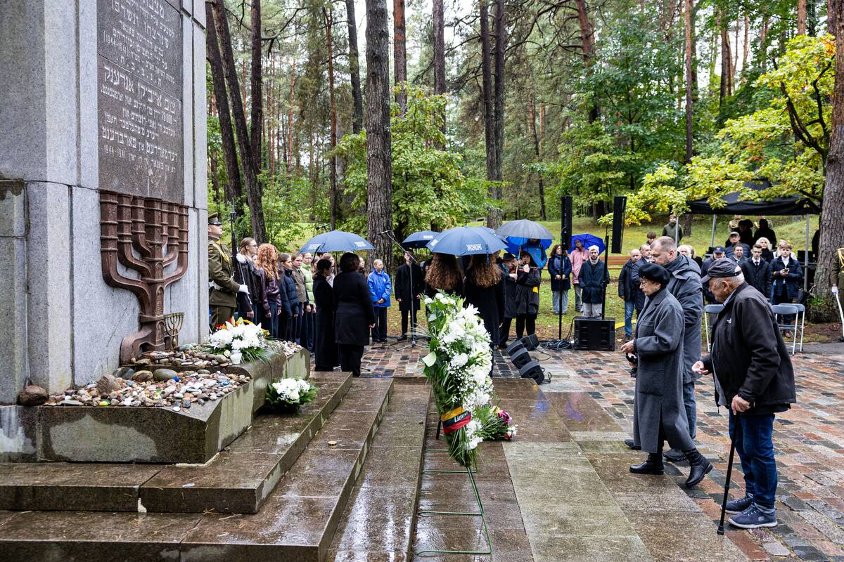 Lietuvos žydų genocido aukų pagerbimo ceremonijoja Panerių memoriale