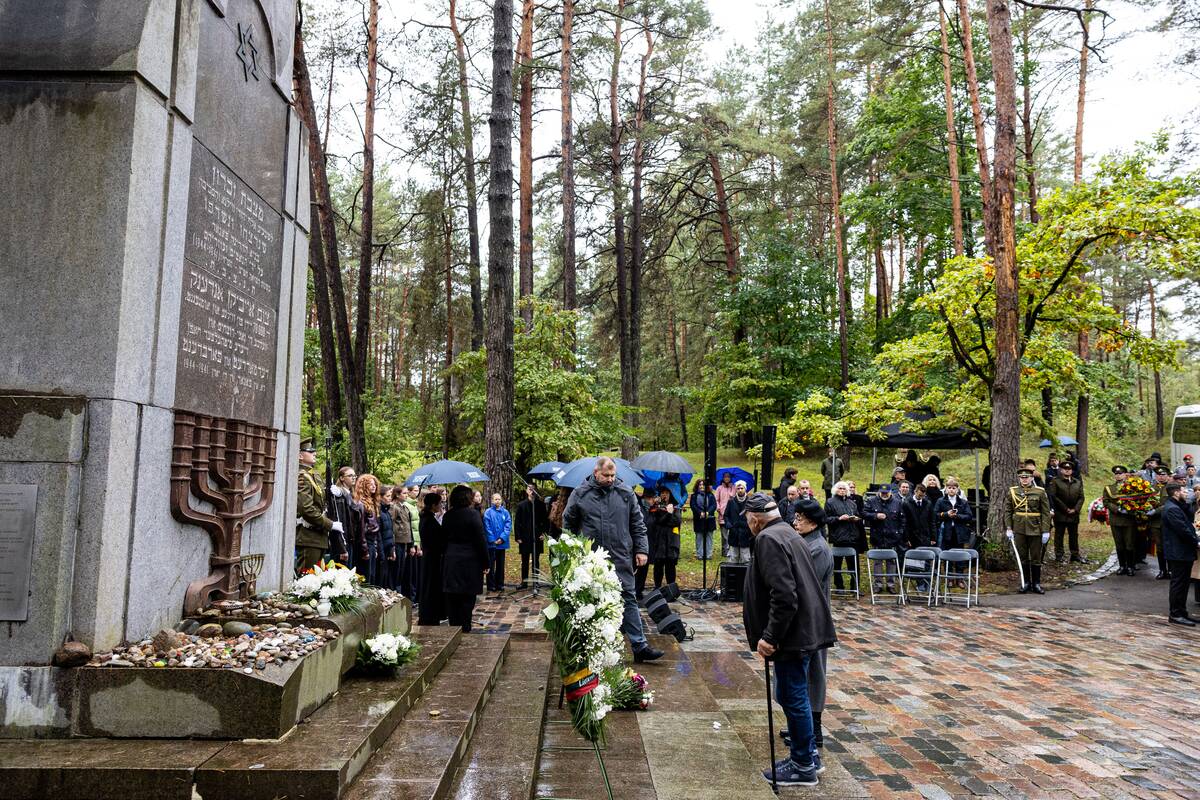 Lietuvos žydų genocido aukų pagerbimo ceremonijoja Panerių memoriale