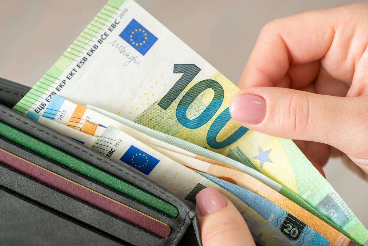 
<span>Sukčių kišenėse – vėl keli šimtai tūkstančių eurų</span>
