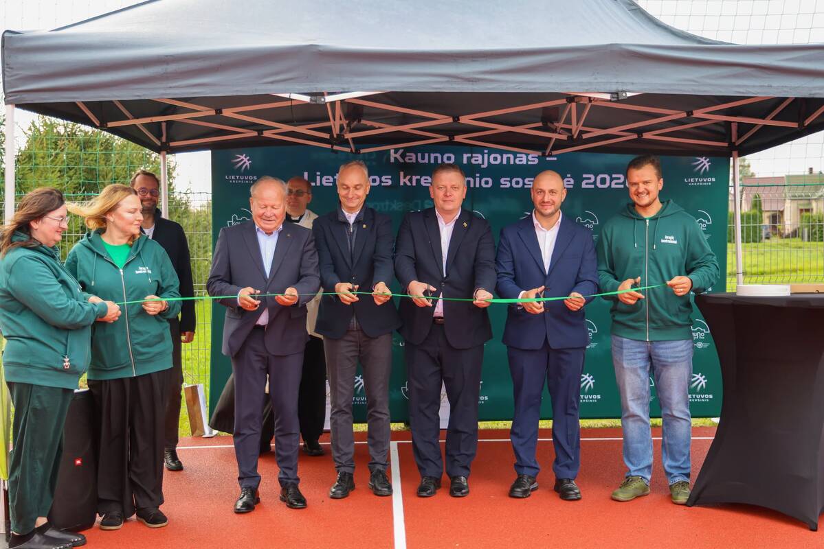 Ceremonija: atnaujintos krepšinio aikštelės juostelę perkirpo (iš kairės) V. Makūnas, M. Balčiūnas, Š. Šukevičius, T. Kantaravičius ir Juragių bendruomenės pirmininkas Šarūnas Kvietkauskas.