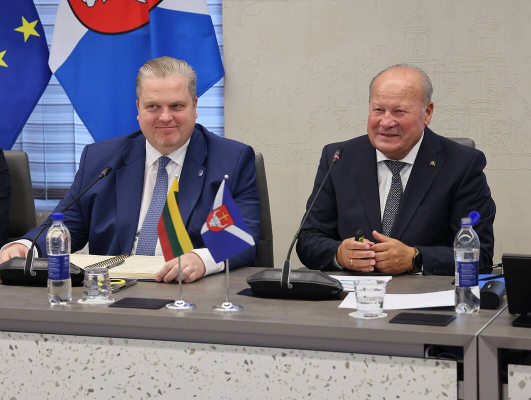 Pažadas: T. Valys (kairėje) patikino V. Makūną, kad šalies finansų inžinerijai bus skiriamas išskirtinis dėmesys ir akcentavo regionų plėtros reikšmę.