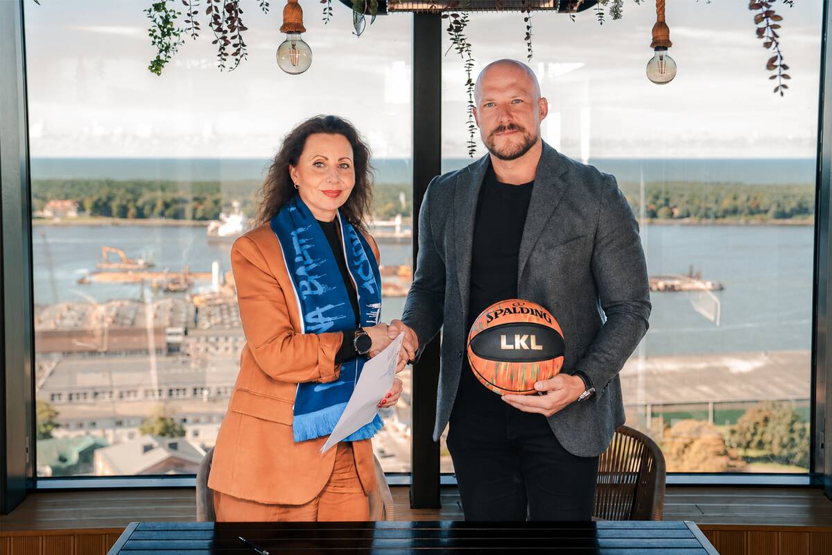 „Amberton Hotel Klaipėda“ generalinė direktorė A. Matjošaitytė ir „Neptūno“ direktorius M. Mažeika.