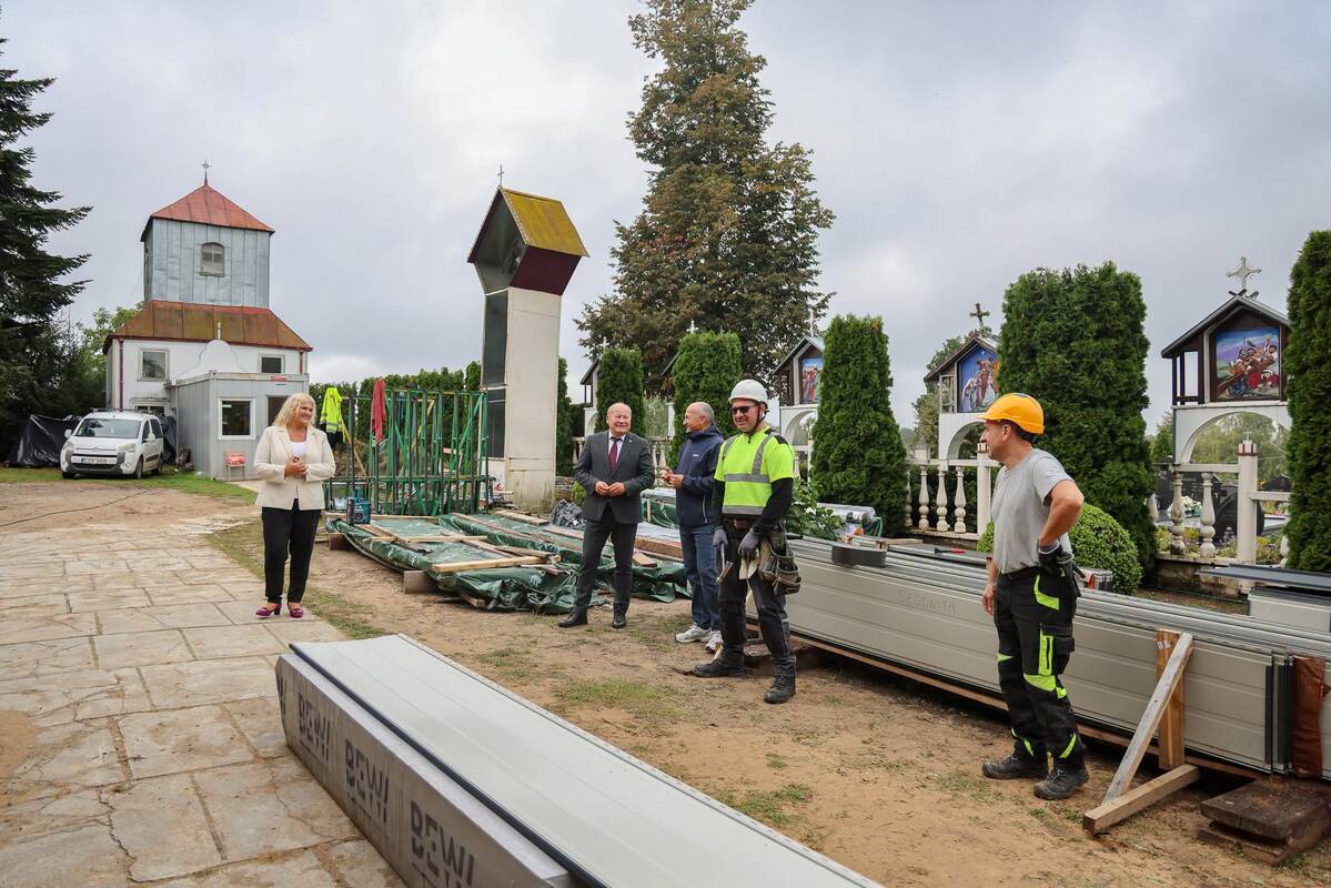 Vizitas: vykstančius Švč. Mergelės Marijos Apsilankymo bažnyčios darbus apžiūrėjo Kauno rajono meras V. Makūnas ir administracijos direktoriaus pavaduotoja R. Černiauskienė.