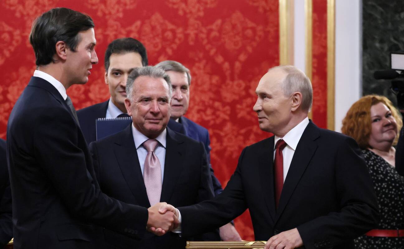 
<span>JAV pasiuntiniai su Vladimiru Putinu aptarė planus Ukrainai</span>
