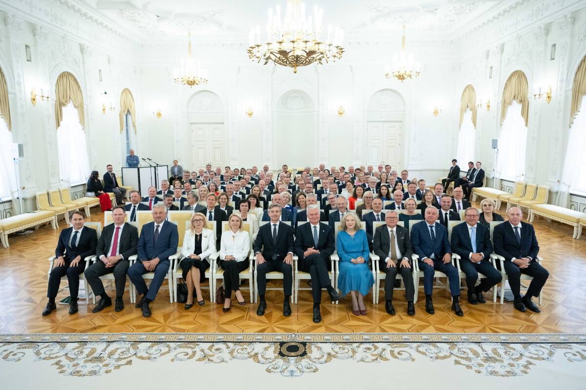 
<span>Nausėda su Lietuvos ambasadoriais aptarė gynybą, pabrėžė strateginių partnerysčių svarbą</span>
