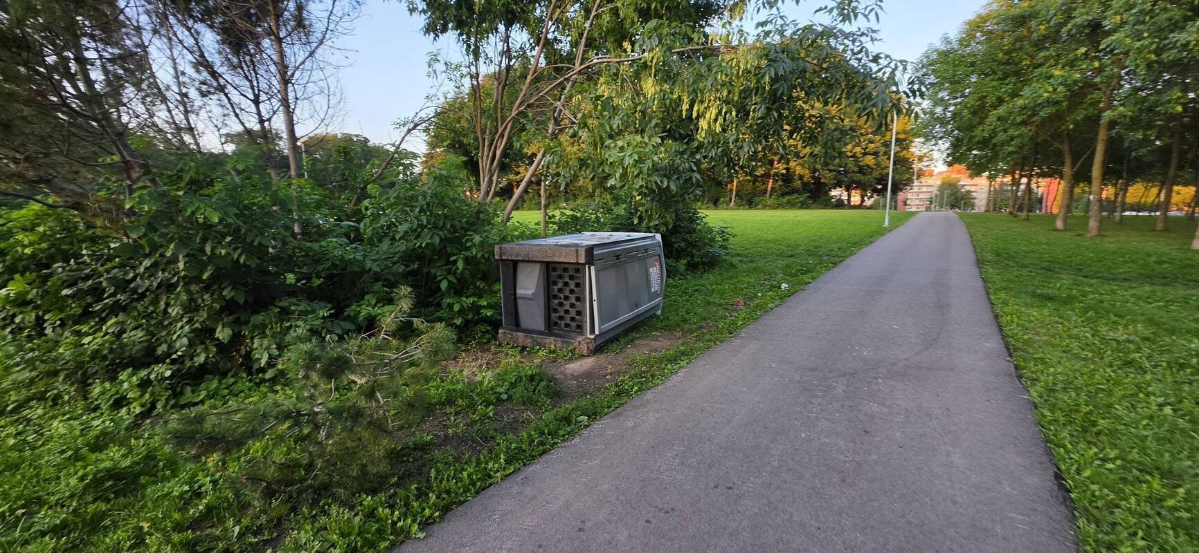 Vandalizmas: viešasis tualetas vėl buvo nuverstas ant šono – gyventojai įtaria, kad taip elgiasi jaunuoliai.
