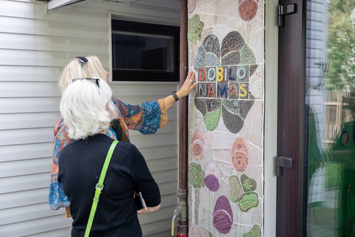Kūryba: įėjimą į naująsias socialines dirbtuves dekoravo patys žmonės su intelekto negalia, padedami keramikės.