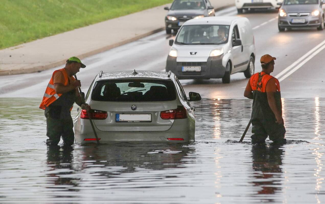 Rizika: bandymai pervažiuoti užlietą gatvės atkarpą gali kainuoti labai brangiai.